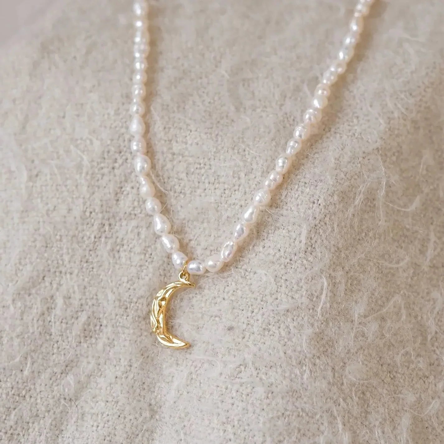 Collier de Perles Royales avec Pendentif en Lune (Plaqué Or)