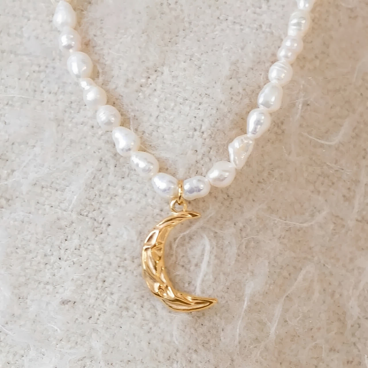 Collier de Perles Royales avec Pendentif en Lune (Plaqué Or)