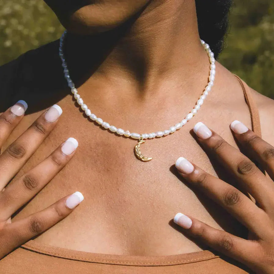 Collier de Perles Royales avec Pendentif en Lune (Plaqué Or)