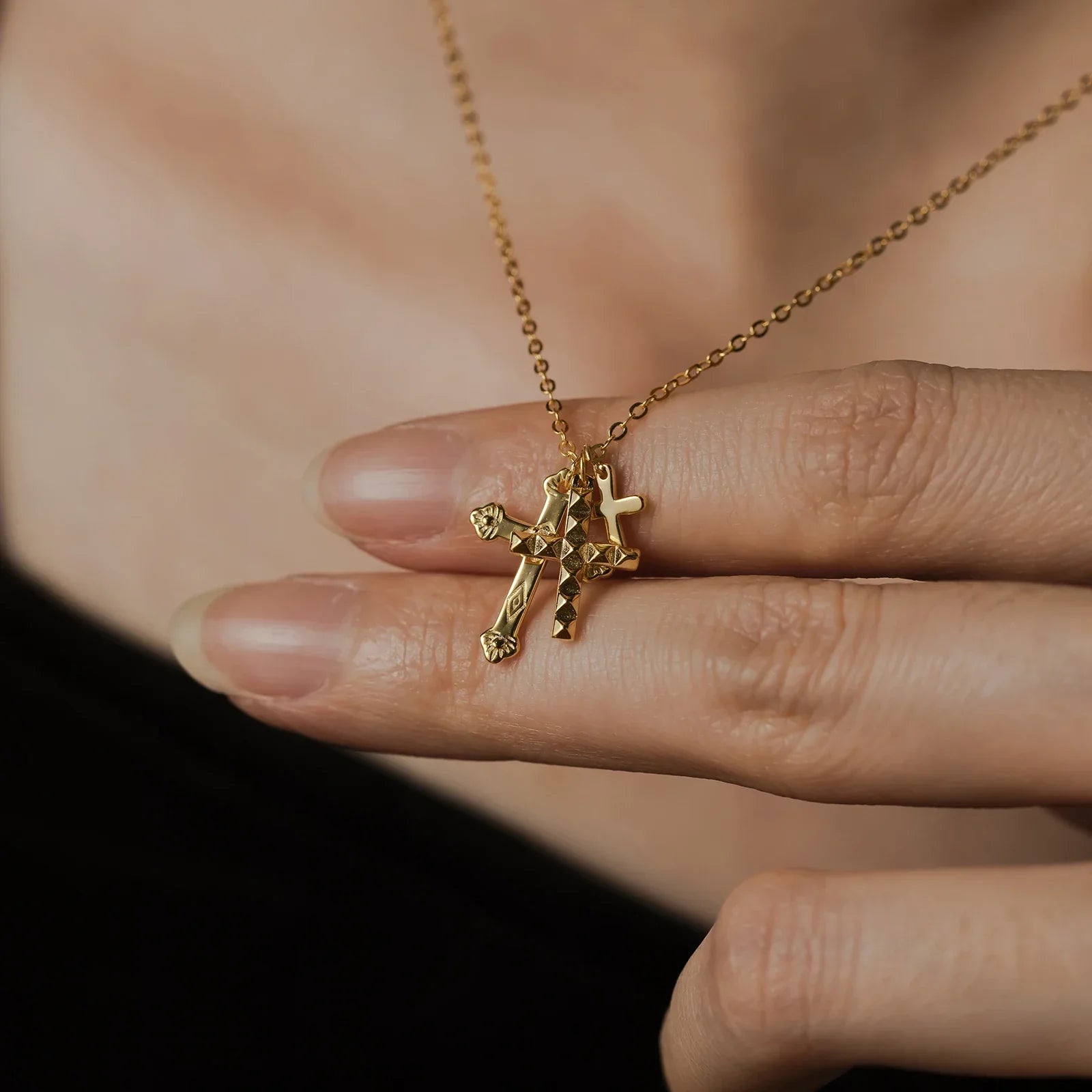 Collier Croix Triple Zirconias (Plaqué Or)