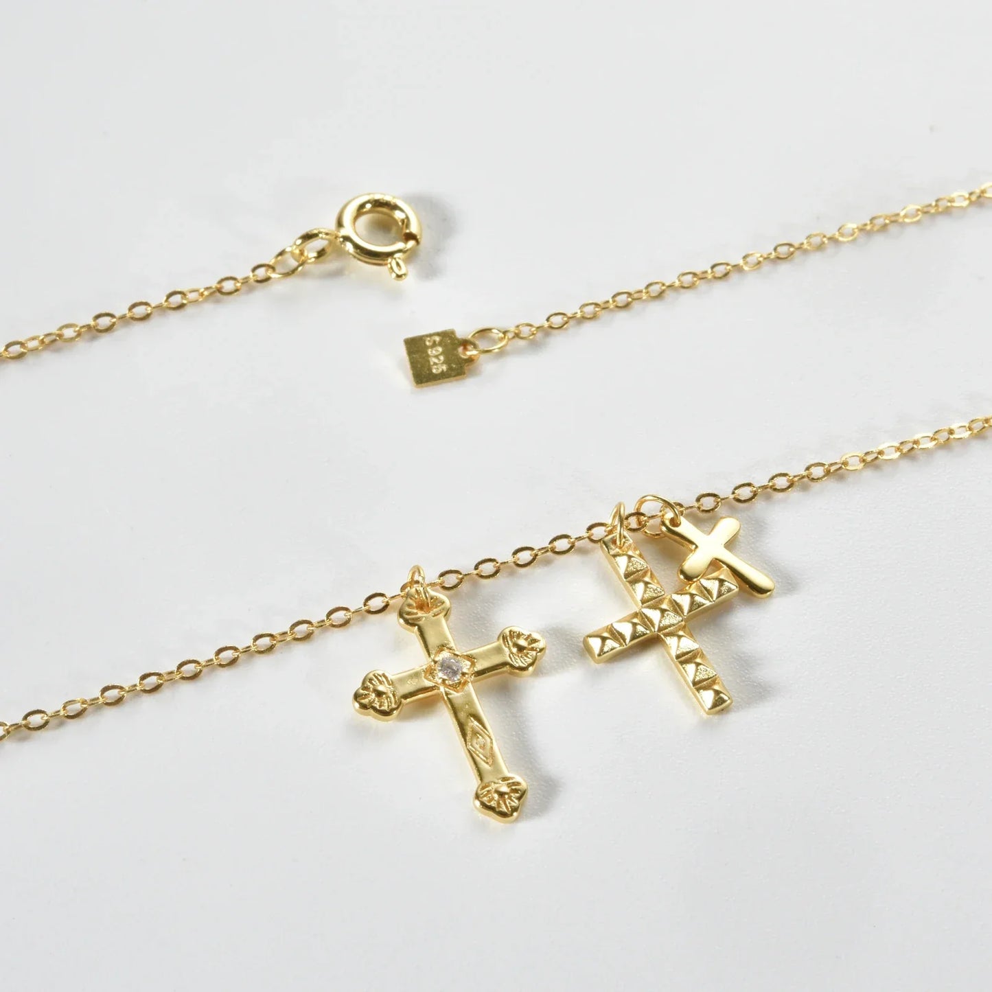Collier Croix Triple Zirconias (Plaqué Or)