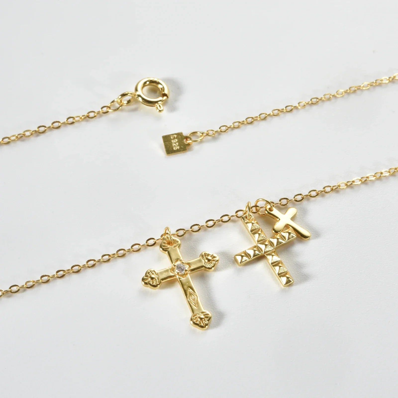 Collier Croix Triple Zirconias (Plaqué Or)