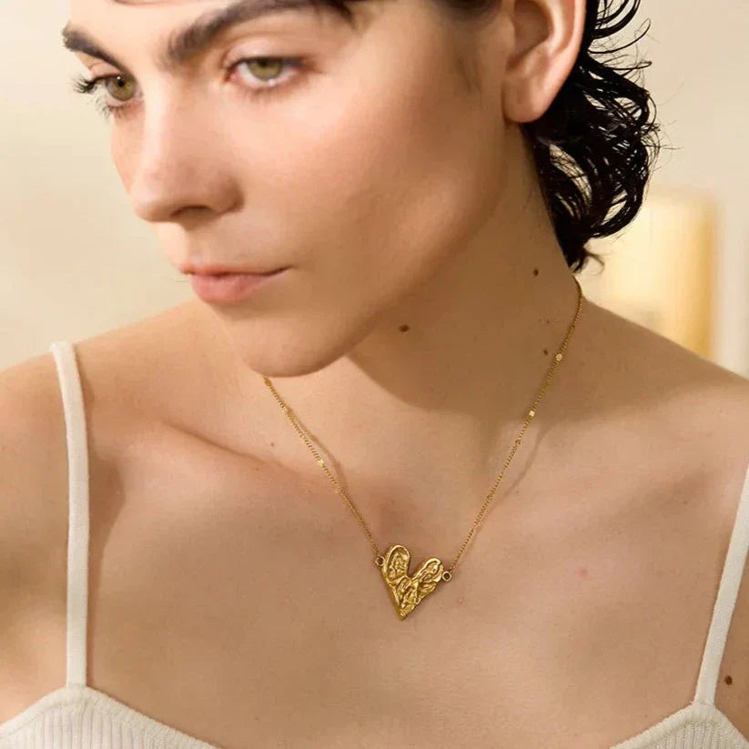 Collier en cœur avec texture martelée (Plaqué Or)