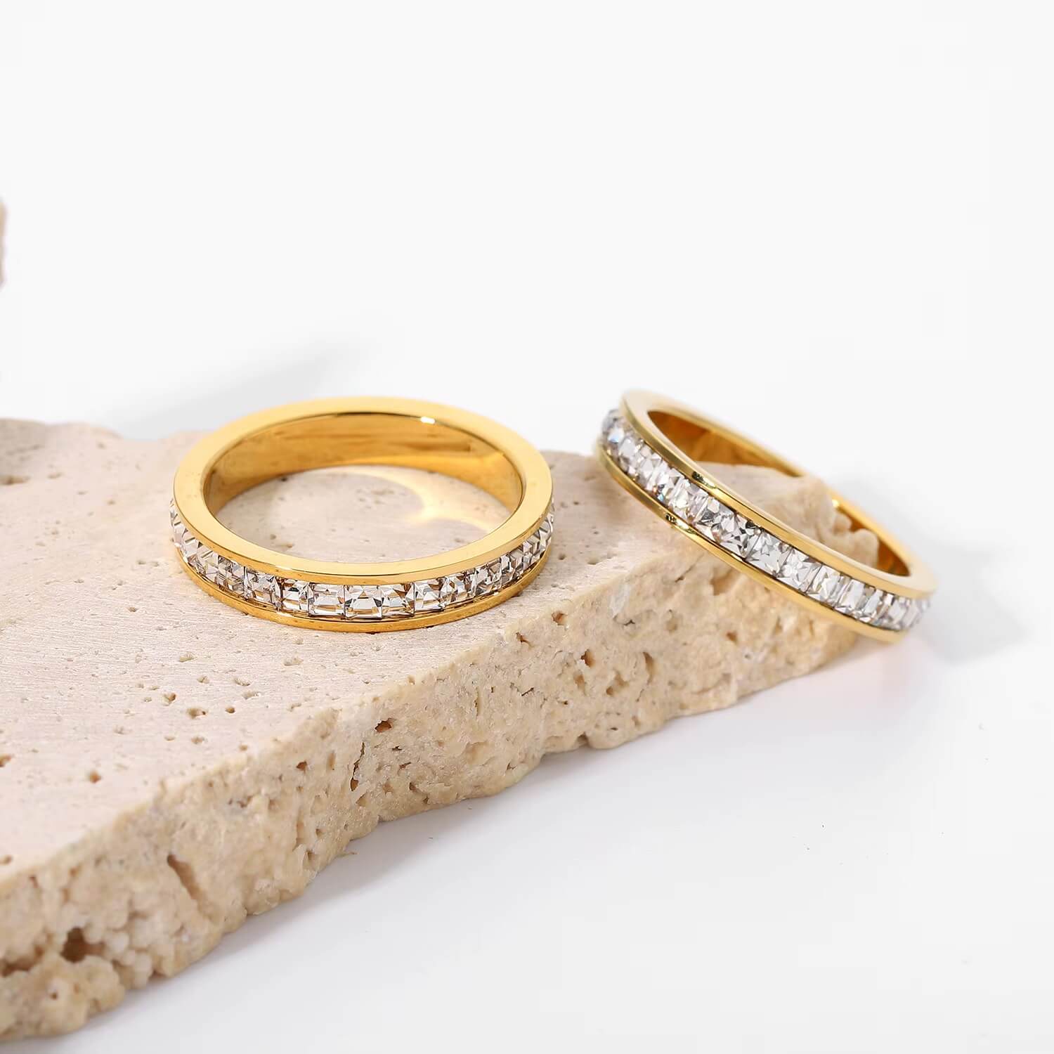 Bague avec Zirconiums Incrustés (Plaqué Or)
