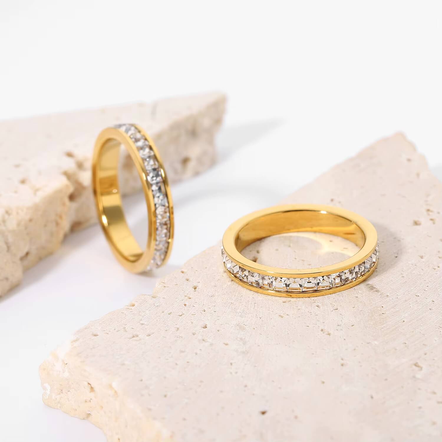 Bague avec Zirconiums Incrustés (Plaqué Or)