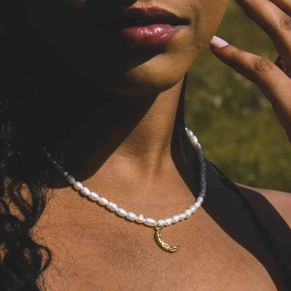 Collier de Perles Royales avec Pendentif en Lune (Plaqué Or)