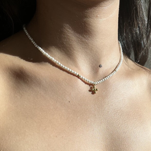 Collier de perles avec pendentif croix (Plaqué Or 18 carats)