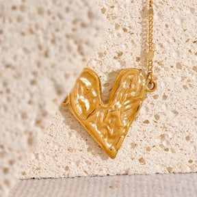 Collier en cœur avec texture martelée (Plaqué Or)
