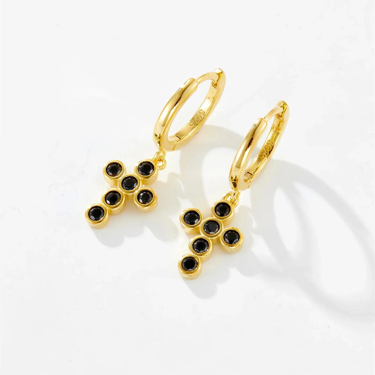 Boucles d'oreilles en anneau croix en onyx (Plaqué Or)