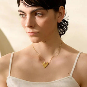 Collier en cœur avec texture martelée (Plaqué Or)