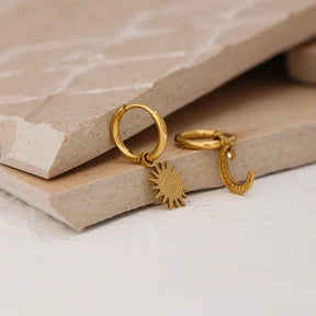 Boucles d'Oreilles Anneaux Soleil et Lune (Plaqué or)