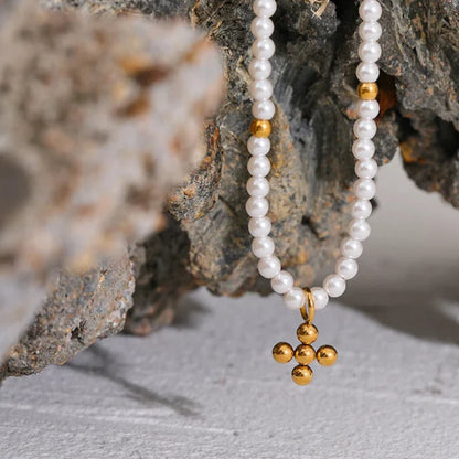 Collier de perles avec pendentif croix (Plaqué Or 18 carats)